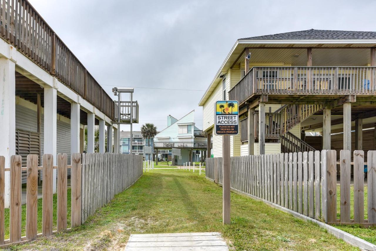 Galveston Townhome With Balconies Walk To Beach! Exterior photo