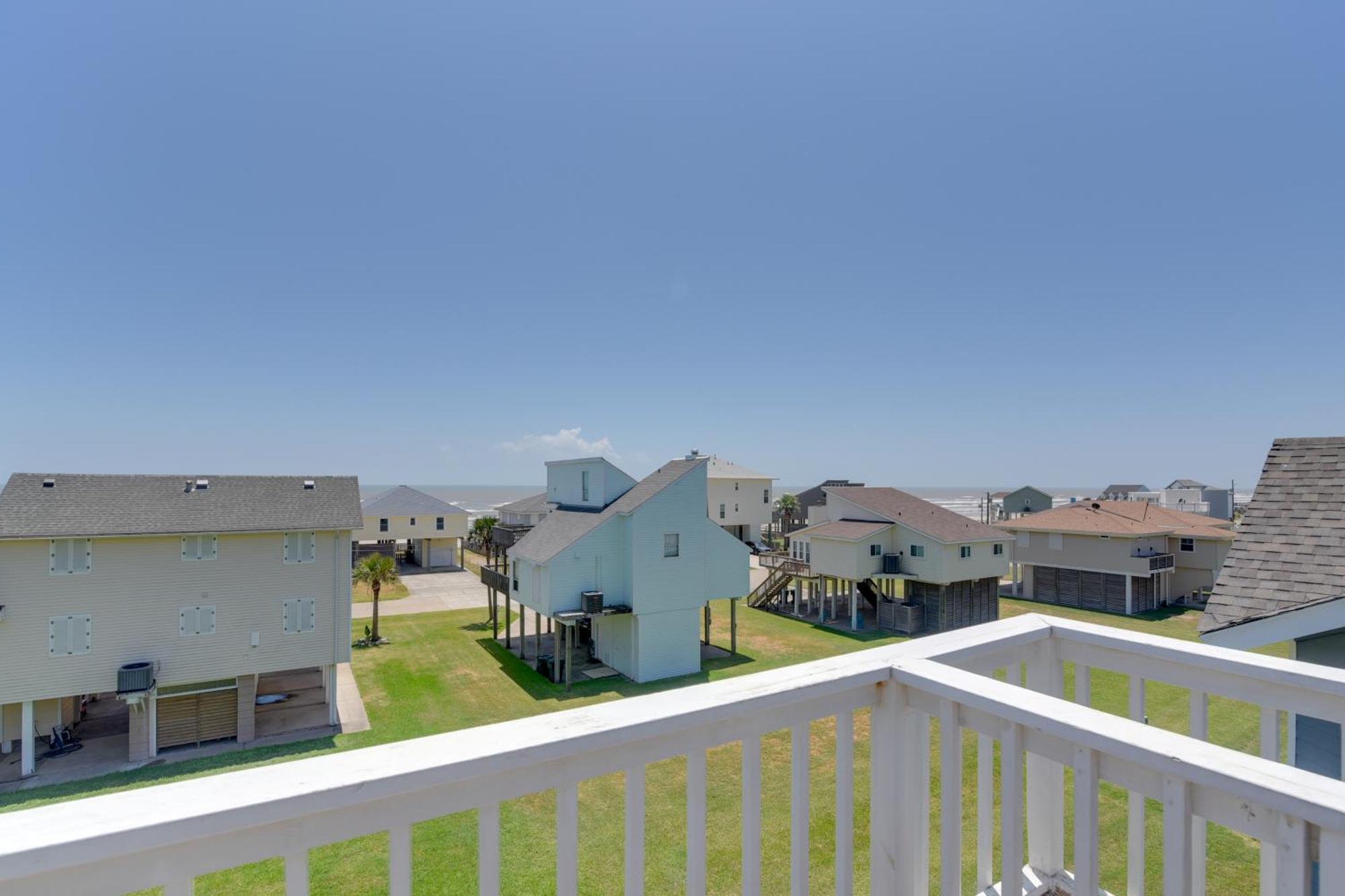 Galveston Townhome With Balconies Walk To Beach! Exterior photo