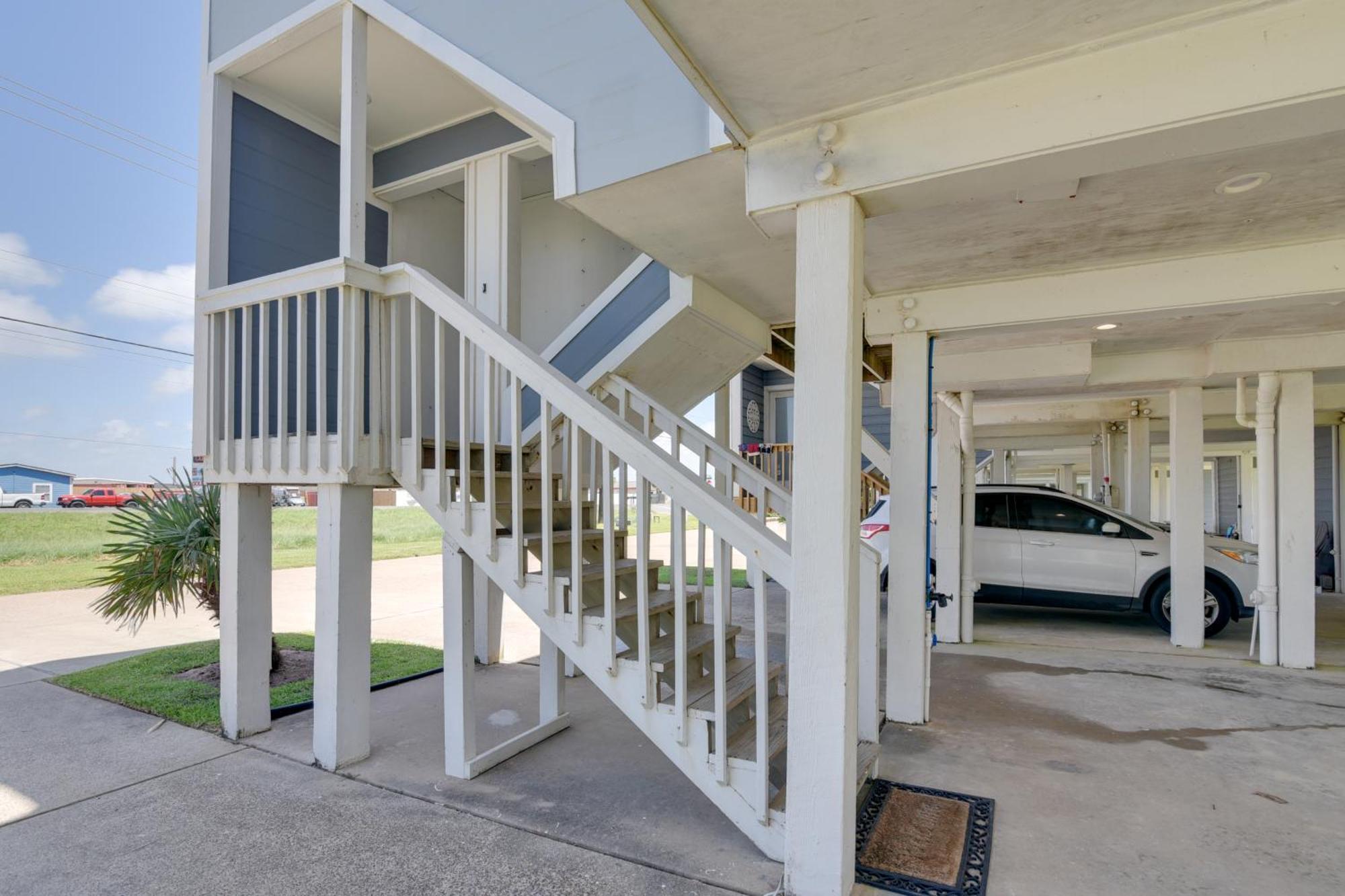 Galveston Townhome With Balconies Walk To Beach! Exterior photo